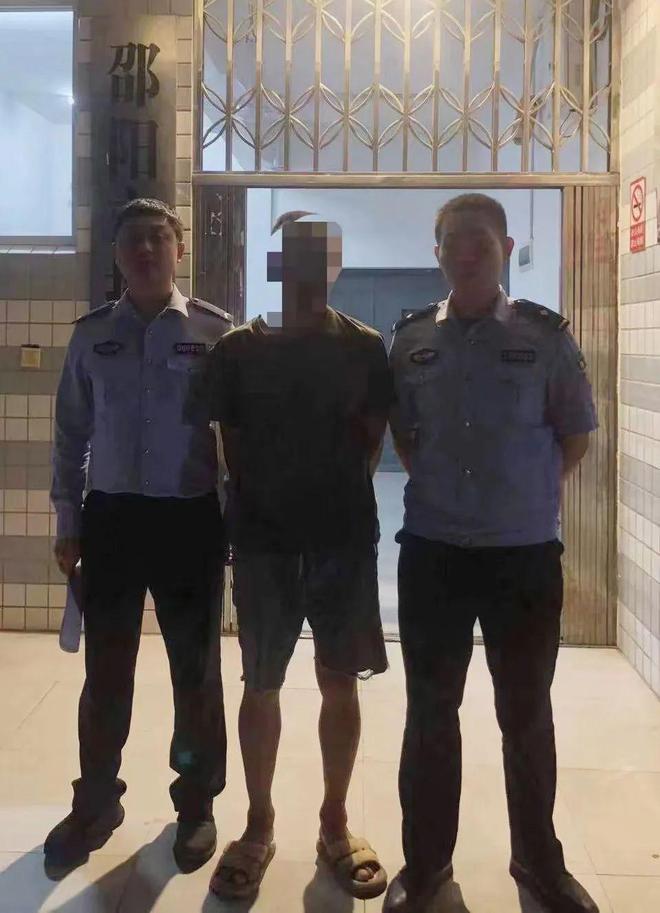 男子盗窃公路护栏被双清公安行政拘留(图1)