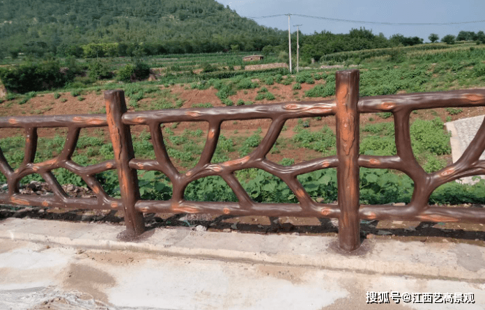 水泥护栏厂家：美丽乡村户外建设的明星——景区仿树皮栏杆(图2)