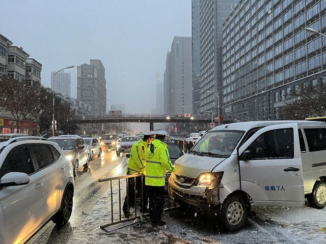 路面湿滑车辆撞护栏交警提醒雪天开车务必减速、亮尾、控距