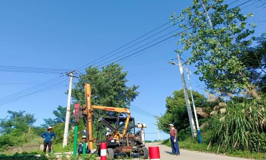 安全护栏“护”好乡村振兴路