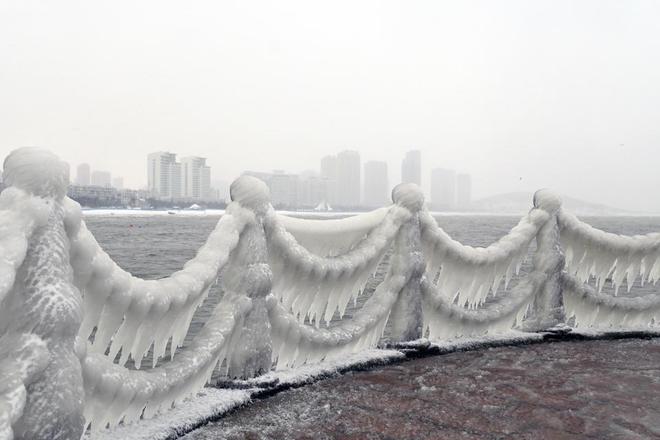 威海开启“急冻模式”海边护栏结满冰凌