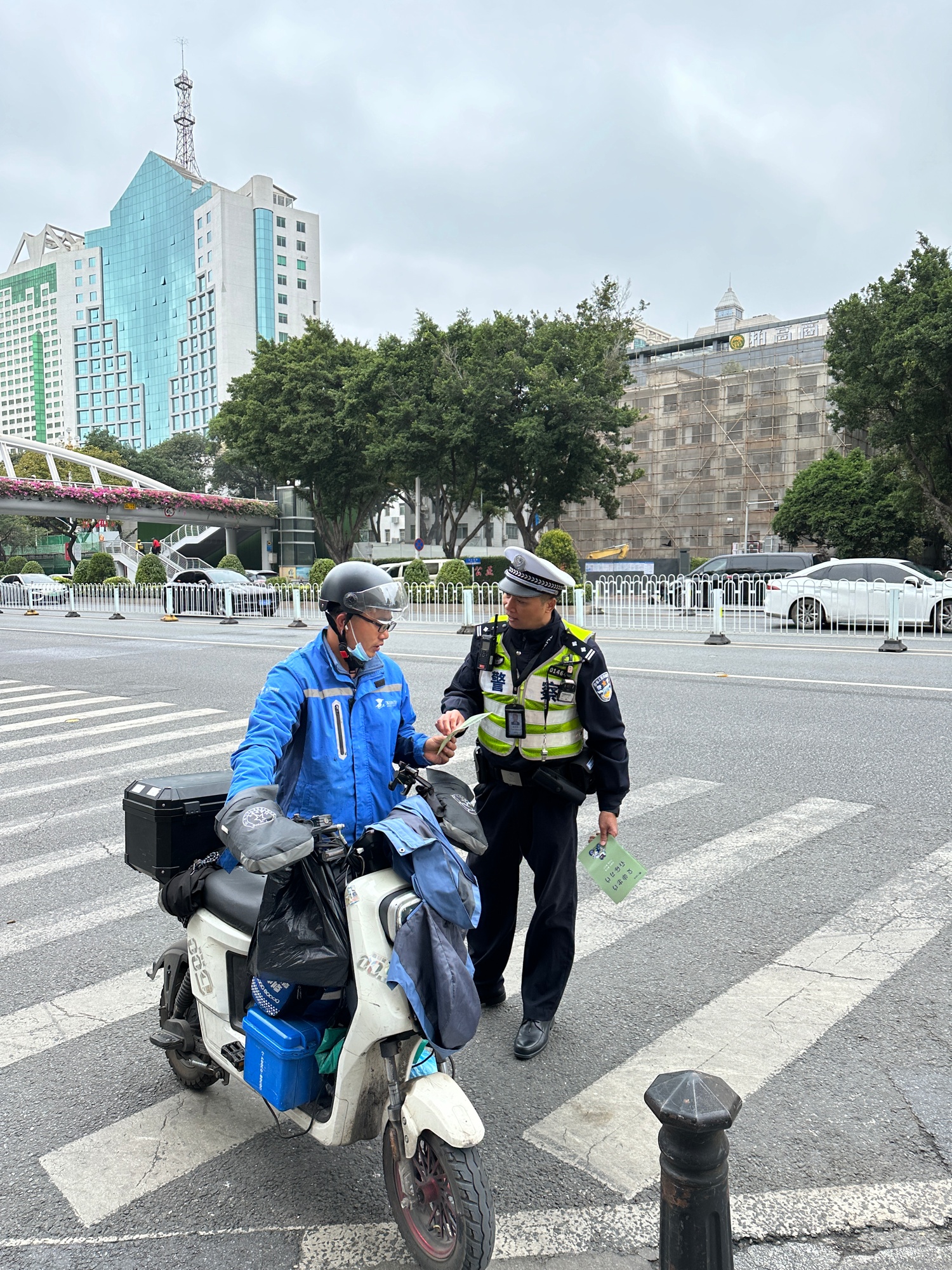 实探广州电动自行车限行路段：有人下车推行有人匆匆“闯卡”(图5)