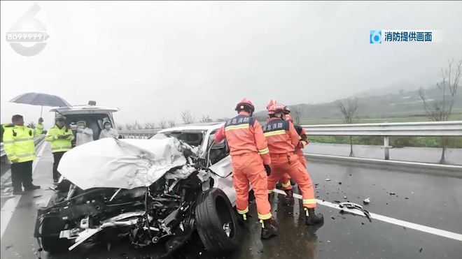 大雨中纯电轿车撞上高速护栏！