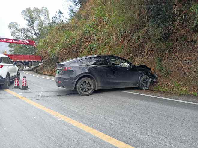 男子称开特斯拉下山车子突然加速撞上护栏商家回应