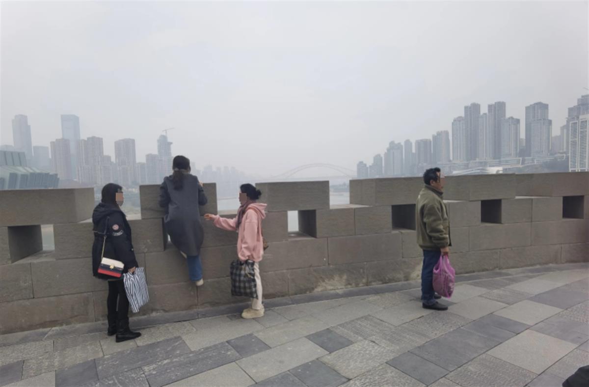 游客反映重庆朝天门广场围墙太高挡了风景住建委：正研究整改方案(图2)