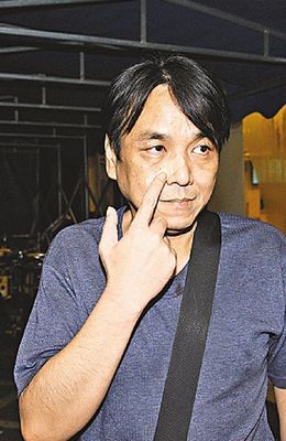 香港醉汉抢的士开车撞上护栏癌症晚期路人劝阻被打伤