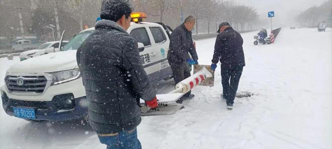 暴雪来袭市政守护单县住建局市政工程管理处积极抢修破损护栏保障群众出行安全