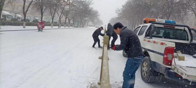 暴雪来袭市政守护单县住建局市政工程管理处积极抢修破损护栏保障群众出行安全(图3)