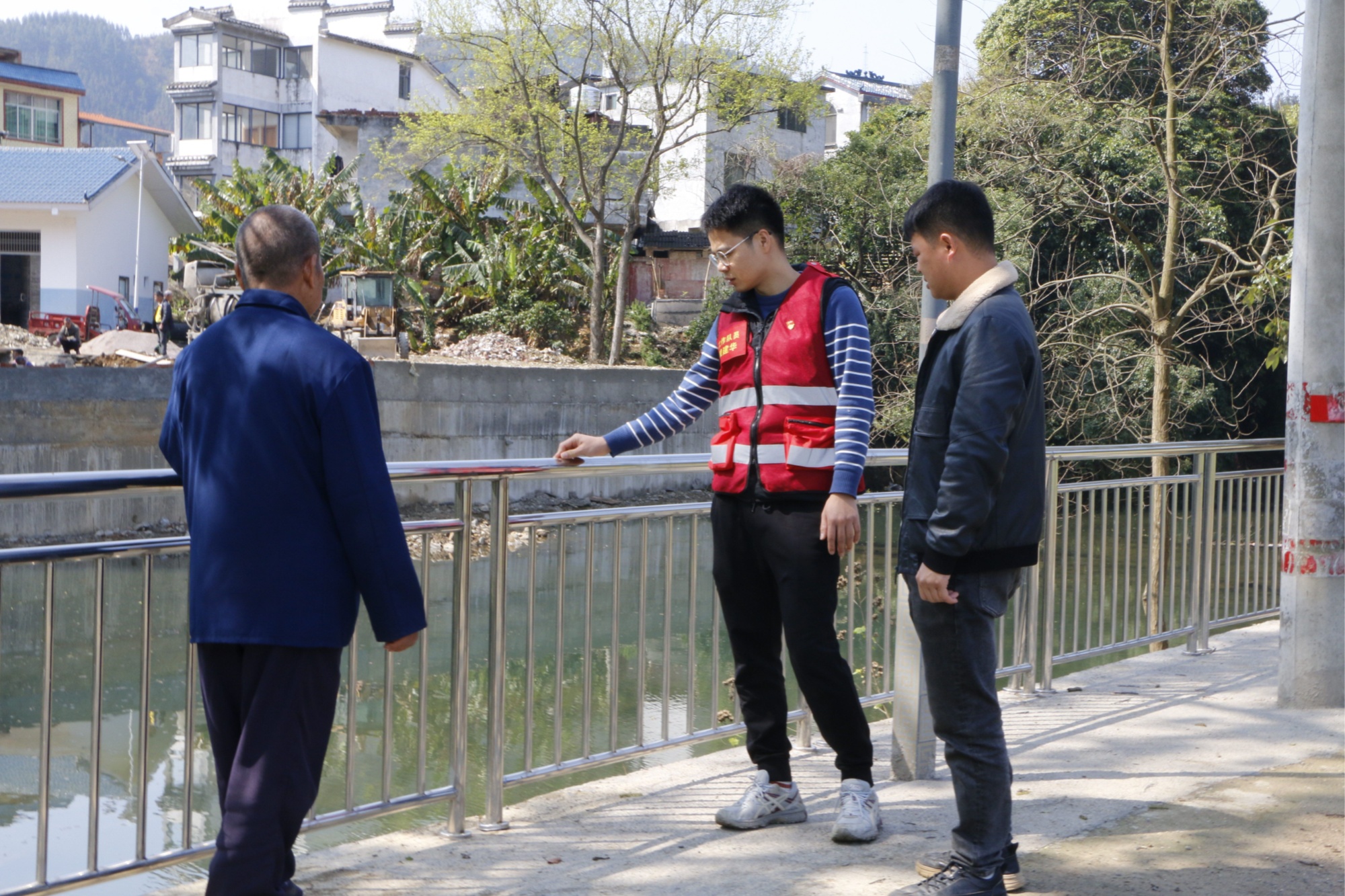 广西中烟柳州卷烟厂为帮扶村修建防洪堤及护栏(图2)