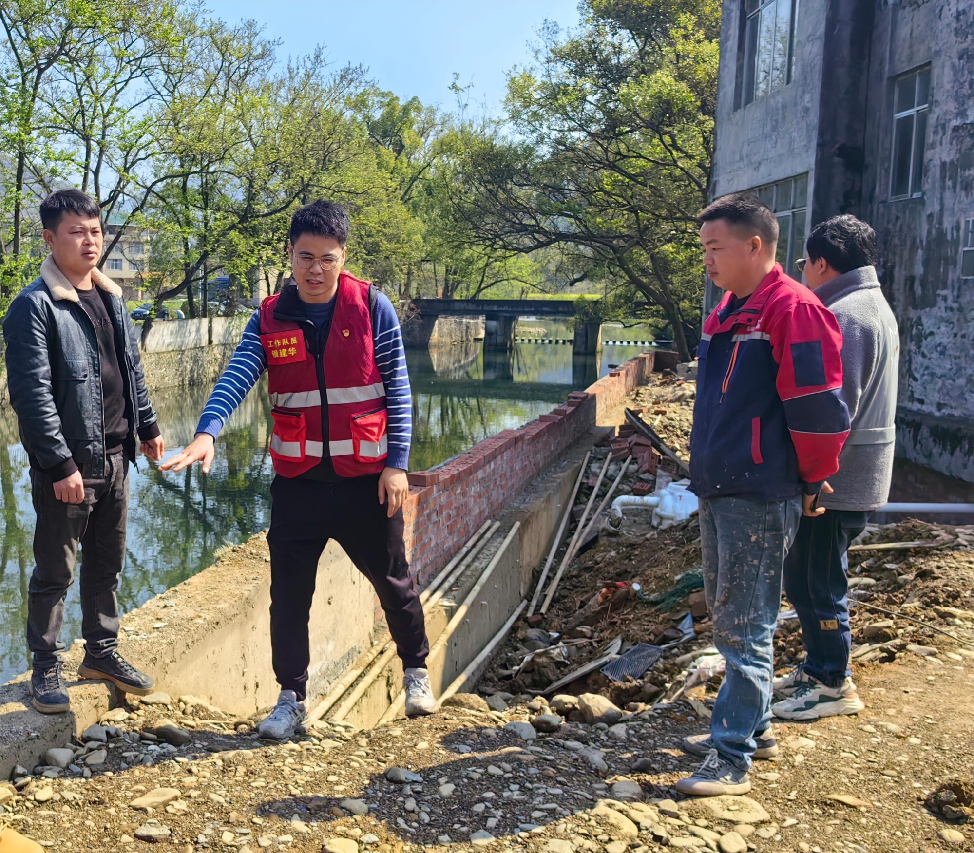 广西中烟柳州卷烟厂为帮扶村修建防洪堤及护栏